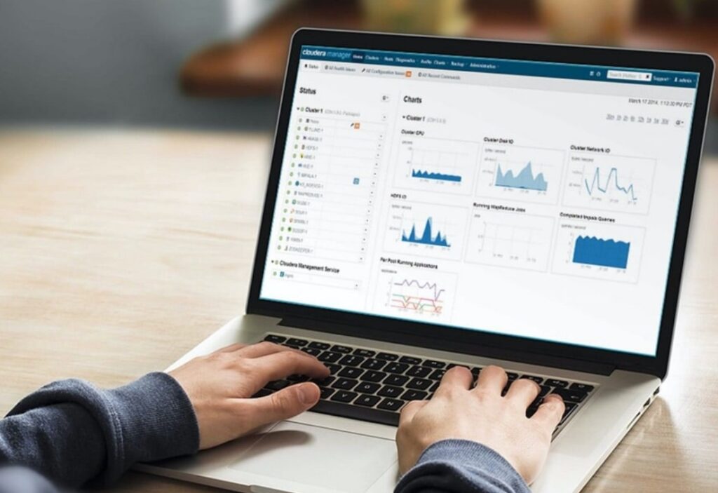 pebisnis-main-laptop-depan-dashboard-dengan-chart