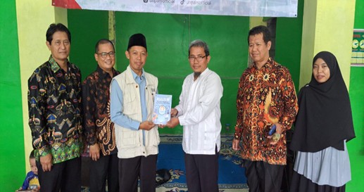 Dosen Manajemen Universoitas Pamulang bersama Kepala Sekolah, dan Guru SMK Arrahmaniyah